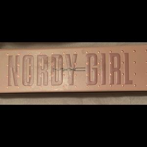 NORDY GIRL ,MAC eye shadows